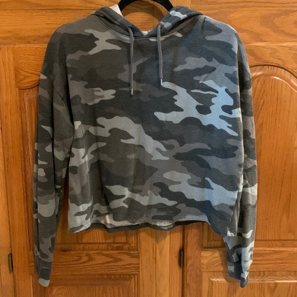 Cropped camouflage hooded sweatshirt